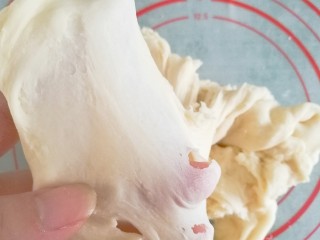 5、蔓越莓手撕小面包,10分钟后，随便扯起一块面团就能轻松撑出薄膜了；