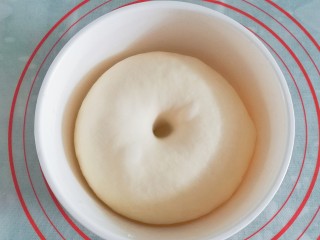 8、蔓越莓手撕小面包,发酵至2~2.5倍大时，手指戳洞不回缩不塌陷即发面完成；
