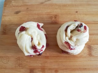 17、蔓越莓手撕小面包,切面朝外卷起来，卷完所有面团后放入六连模中进行二次发酵；（模具提前刷层油）