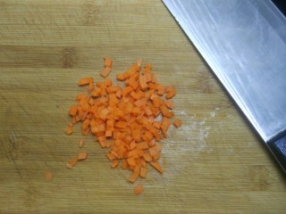 7、蚂蚁上树-肉沫炒粉丝,胡萝卜切小丁