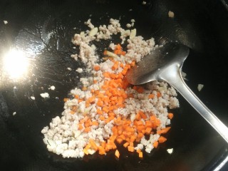 14、蚂蚁上树-肉沫炒粉丝,加胡萝卜丁翻炒