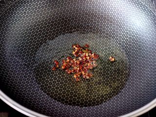 5、香干炒芹菜,另起锅烧热,倒入花生油烧至六成热时,小火慢慢炸香花椒,把花椒捞出不用。
