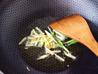 6、香干炒芹菜,这个时候大火爆香葱姜丝。
