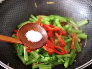 11、香干炒芹菜,根据个人口味,加入适量的盐调味。