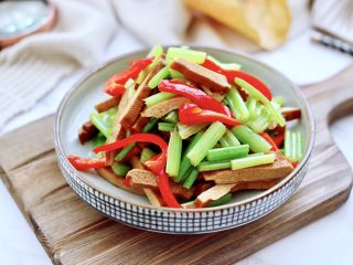 15、香干炒芹菜,好吃又营养丰富的香干就出锅咯,做法是不是超级简单。