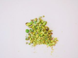 2、蛋白舒芙蕾,开心果切碎备用