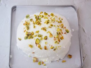 8、蛋白舒芙蕾,表面撒开心果碎