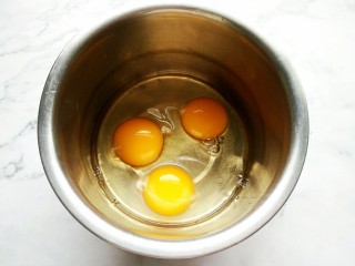 2、脆皮小蛋糕,准备一个无油无水的打蛋盆,把鸡蛋磕进去。