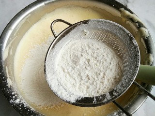 6、脆皮小蛋糕,加入油,水,顺便筛入1/3低粉。