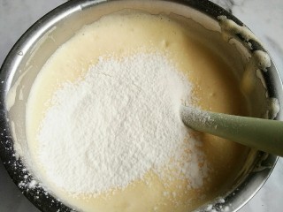 7、脆皮小蛋糕,低粉记得筛薄薄的一层,翻拌均匀后,加剩余的。(一共分三次筛入即可。)