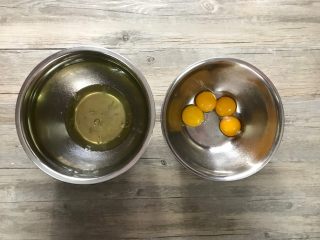 2、樱花草莓慕斯,取容器分离蛋白和蛋黄,注意蛋白盆必须无油无水,分离过程不可混入蛋黄。