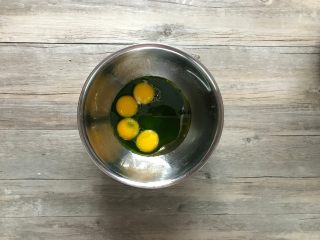 3、樱花草莓慕斯,蛋黄中加入斑斓汁、玉米油、以及糖10克。