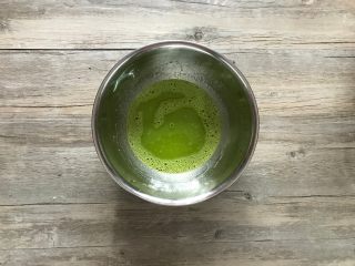 4、樱花草莓慕斯,用手抽快速搅打均匀