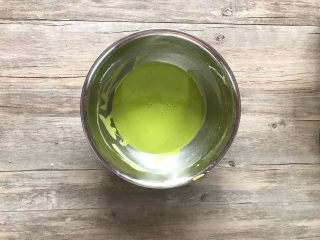 5、樱花草莓慕斯,筛入45g低粉,手抽之字形打至面糊细腻无颗粒。