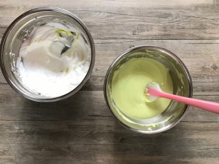 7、樱花草莓慕斯,先将1/3蛋白霜放入蛋黄糊,切拌加翻拌,混合均匀。