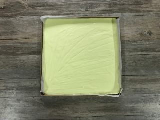 9、樱花草莓慕斯,将混合好的面糊倒入铺了油纸的盘内,用刮平稍加刮平,震两下模。