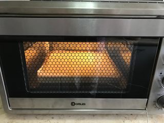 10、樱花草莓慕斯,放入东菱烤立方电烤箱中,上管150度下管145度,烘烤20分钟左右。(时间和温度请根据自己烤箱实际情况来调节)