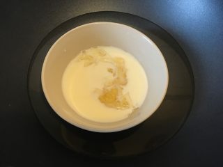 15、樱花草莓慕斯,吉利丁片先用冰水泡软,再捞起放入牛奶中隔温水融化。