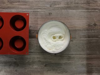 20、樱花草莓慕斯,淡奶油加入细砂糖,打至不流动状态。