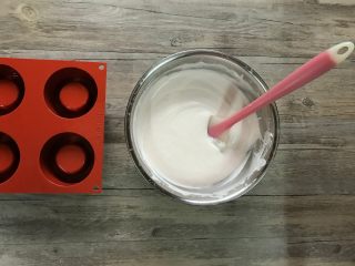 21、樱花草莓慕斯,将淡奶油倒入草莓奶油奶酪糊中,混合均匀,顺滑无颗粒状态,完成慕斯液的制作。