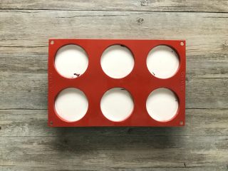 23、樱花草莓慕斯,将慕斯液倒入裱花袋中,挤入模具内。