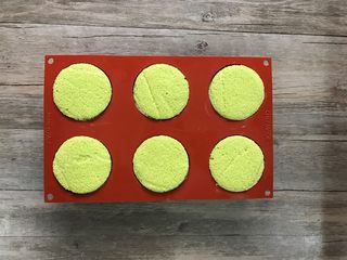 24、樱花草莓慕斯,稍震几下后,盖上蛋糕片。