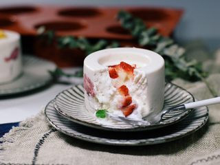 27、樱花草莓慕斯,享受美味。
