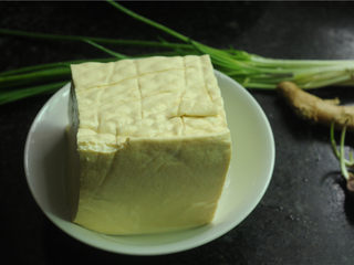 1、红烧豆腐,食材准备好