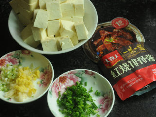 2、红烧豆腐,豆腐切成1.5厘米左右的正方形小块，葱姜蒜都切成丁