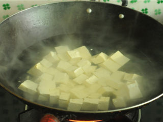 3、红烧豆腐,烧开一锅水，将豆腐丁倒进去汆烫
