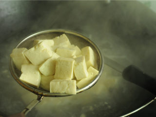 4、红烧豆腐,捞出，沥干水