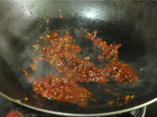 5、红烧豆腐,油锅烧至五成热，放入红烧排骨酱和豆豉，煸炒出香味