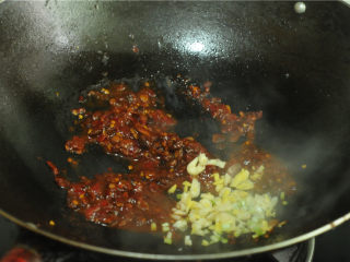 6、红烧豆腐,然后放入姜末、蒜末