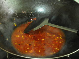 7、红烧豆腐,加入半碗清水、酱油