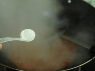 8、红烧豆腐,加入盐调味