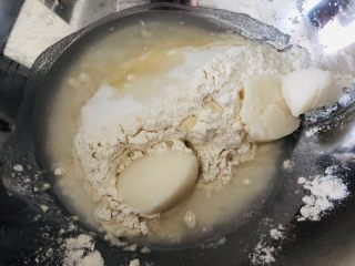 2、酥到掉渣的豆沙蛋黄酥，你要来一个吗？,油皮材料全部混合。揉成光滑的面团，不用揉出膜。