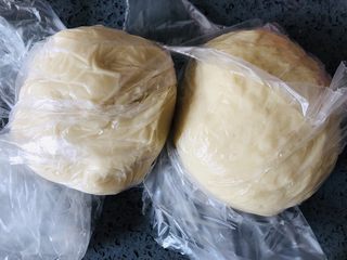 3、酥到掉渣的豆沙蛋黄酥，你要来一个吗？,油酥材料混合做成油酥面团。油皮和油酥材料用保鲜膜盖起来，松弛半个小时。天气热的时候油酥可能会黏手，可以适量加点低粉。