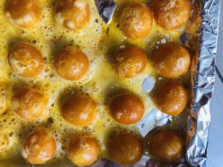 5、酥到掉渣的豆沙蛋黄酥，你要来一个吗？,烤好的鸭蛋黄放凉待用。