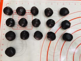 6、酥到掉渣的豆沙蛋黄酥，你要来一个吗？,豆沙馅我用的现成的低糖红豆沙，25克一个，分成16份。