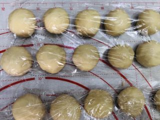 11、酥到掉渣的豆沙蛋黄酥，你要来一个吗？,拿起一个油皮按压开，放一颗油酥，用虎口包起来，收口记得收紧。