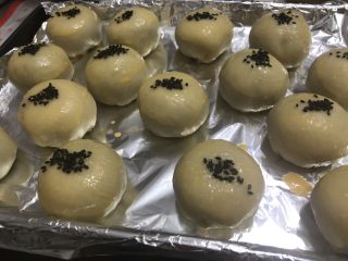17、酥到掉渣的豆沙蛋黄酥，你要来一个吗？,刷蛋液，撒黑芝麻。放入预热好的烤箱，上下火180度烤25-30分钟即可。
