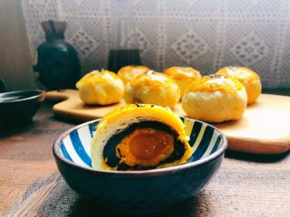 18、酥到掉渣的豆沙蛋黄酥，你要来一个吗？,趁热吃，超香！