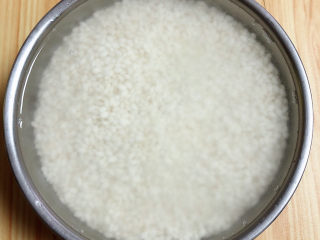 2、糯米南瓜盅,糯米泡好就可以开始制作了。