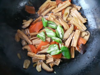 15、香菇烧腐竹——下饭菜带来的幸福感！,最后加入青椒翻炒断生。