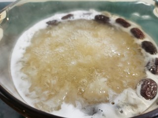 7、苹果银耳红枣汤,煮的时间越长银耳汤汁越浓稠出胶。