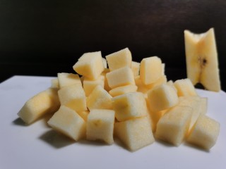 12、苹果银耳红枣汤,将去皮的苹果切成小块。