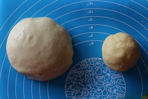 1、蛋黄酥,将油皮材料混合揉成面团，揉至可拉出薄膜即可，油酥材料混合均匀，盖上保鲜膜，松弛30-60分钟