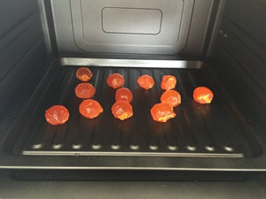 2、蛋黄酥,松弛的时间来处理咸蛋黄吧，蛋黄我买的是市售的，也可以直接用生鸭蛋磕。将蛋黄放入烤盘，150度，烤10分钟即可