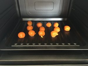 3、蛋黄酥,烤好的蛋黄表面喷洒一点白酒