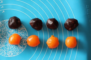 4、蛋黄酥,将豆沙分割成22-25克一个